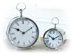 Sincronizando Relógios Sincronização de relógios: dois relógios marcando exatamente a mesma hora Problema 1: Qual hora eles