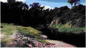 Figura 1 Expansão urbana na área de estudo Rio da Onça Fotografia, 1980 Imagem Ikonos, 2001 O Código Florestal (Lei Federal 4771/65) define a margem de um rio ou qualquer curso de água, na qual a