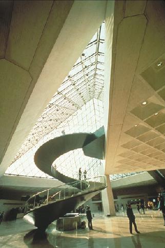 I. M. Pei Ampliação do Museu do Louvre 1981/1987 fonte: www.pcfp.com A intervenção de Pei para ampliar o Museu do Louvre adota exteriormente a forma de uma grande pirâmide de cristal.