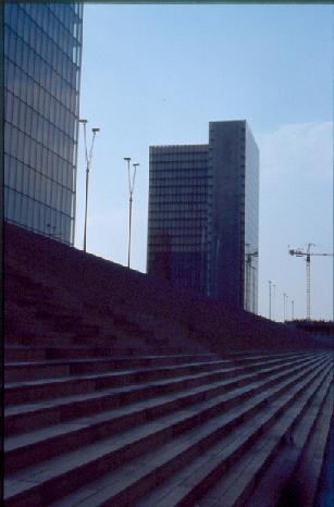 Dominique Perrault Biblioteca nacional da França 1989/1996 A Biblioteca da França em Paris é uma obra emblemática da máxima vontade de síntesis.