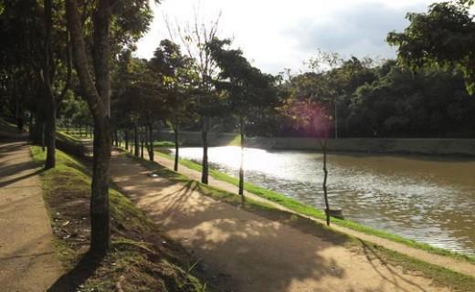 21 Figura 3 - Bacia de retenção no Parque Campolim Sorocaba, SP. Fonte: Agenda Sorocaba (2016).