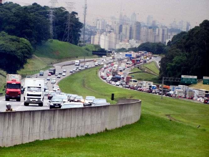 MALHA RODOVIÁRIA Rodovia dos Bandeirantes SP 348 159 Km de extensão; 15 municípios paulistas; melhor do país (CNT); 125 mil veículos por dia (DER) no trecho Campinas/São Paulo.