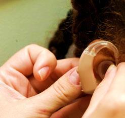 Tratado de Audiologia AASI Reduzir os efeitos negativos da perda de audição na comunicação.