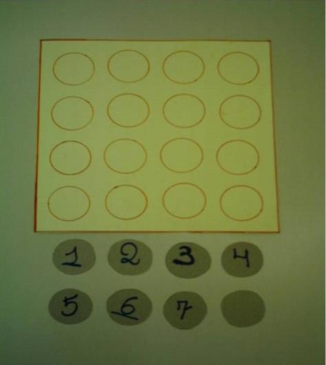 1 PEGUE 10 Materiais Um tabuleiro e 66 cartas redondas com os numerais de 1 a 7 nas seguintes quantidades: 1 22 cartas; 6-2 cartas; 2-16 cartas; 7-2 cartas; 3-12 cartas; Coringa 1 carta.