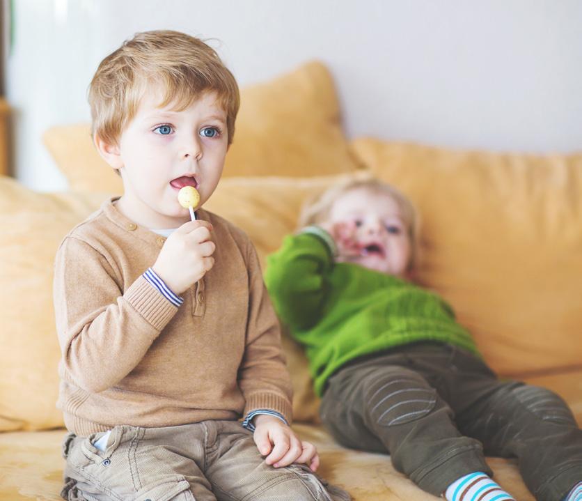 OUTROS CUIDADOS DIÁRIOS IMPORTANTES Além da escovação e do uso do fio dental, os pais devem estar atentos aos hábitos alimentares dos filhos, pois a alimentação também influencia a saúde bucal.