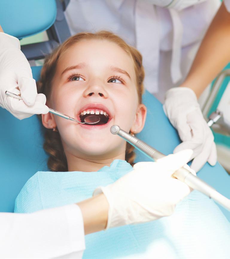 Os cuidados com a saúde bucal e as visitas ao consultório odontológico devem começar bem cedo, ainda nos primeiros anos da infância.