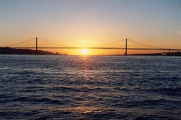 3. No presente ano civil, em Lisboa, o tempo que decorre entre o nascer e o pôr do Sol, no dia de ordem 8 do ano, é dado em horas, aproximadamente, por 0Ð8Ñ œ "#,# #,'% sen 1 Ð8 )"Ñ ")$ 8 Ö"ß #ß $ß