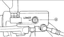 FREIO DIANTEIRO CHAS 3. Abasteça: Reservatório do freio Fluido de freio recomendado: DOT #4 CUIDADO: O fluido de freio pode corroer as peças plásticas ou as superfícies pintadas.