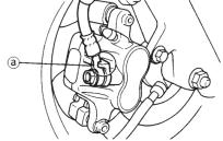FREIO DIANTEIRO CHAS CUIDADO: Ao instalar a mangueira de freio na pinça de freio, cuide para que o tubo encoste no ressalto a como mostra a figura.