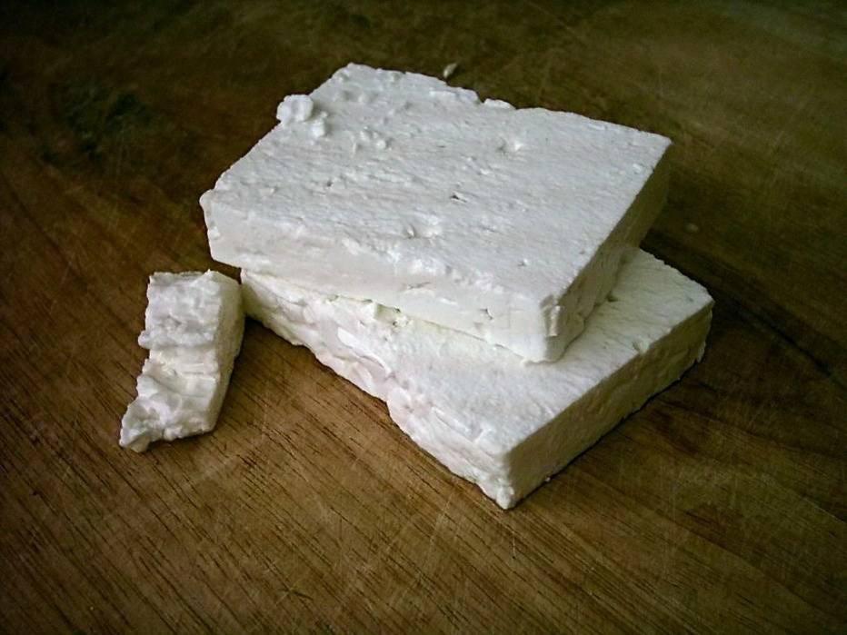 Feito com leite cru de vaca, seu sabor é leitoso e, quando envelhecido, torna-se picante, salgado e amanteigado. Por lei, o tempo de maturação deste queijo deve ser de no mínimo 22 dias.