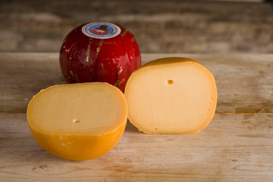 EDAM ou EDAMER A capa vermelha abriga um queijo meia cura de textura macia e elástica e sabor doce e amanteigado.