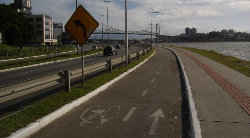A região do centro da cidade de Florianópolis, com maior densidade populacional, apresenta uma infraestrutura cicloviária reduzida.
