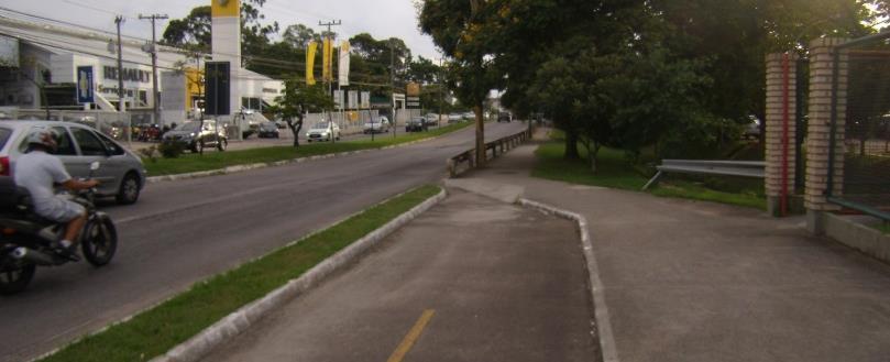 Infraestrutura: Ciclovia segregada dos veículos através de canteiros.