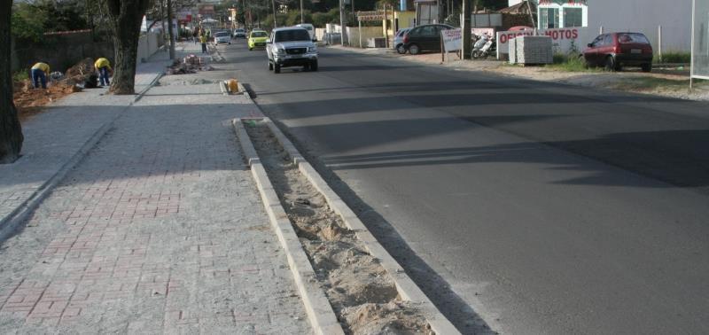 Separação leve entre o passeio e a ciclovia, ocasionando conflitos entre os dois modos; Observa-se que muitos ciclistas optam por trafegar na via dos automóveis, talvez por causa da superfície