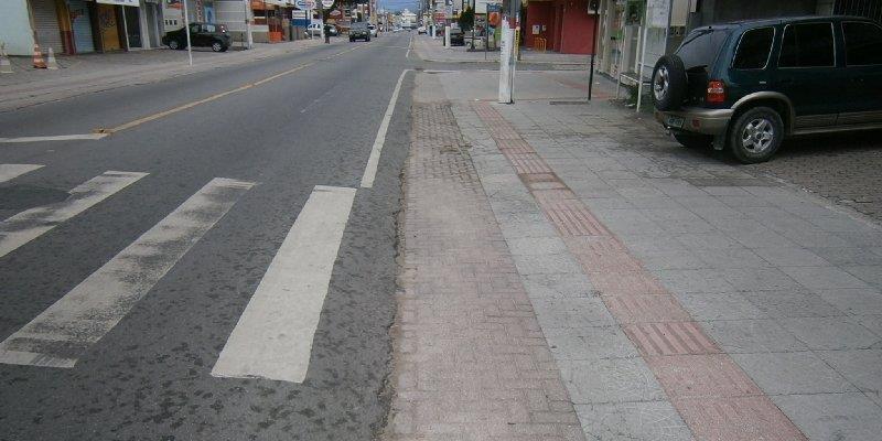 Ciclofaixas com tachões na Parte Central de Palhoça Infraestrutura: Ciclofaixas unidirecionais com tachões nos bordos, sinalizadas por pavimentação diferente ou pintura asfáltica.