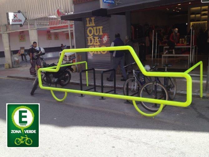 Figura 82. Paraciclo em formato de automóvel no Centro da cidade. Fonte: Vá de Bike 3.