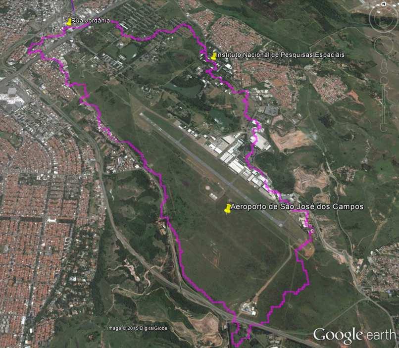 Figura 4 Imagem de satélite, obtida via GoogleMaps, da região, com destaque ao contorno da bacia hidrográfica (linha em rosa).