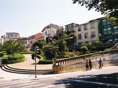 ROSSIO (Zona 1) Ainda no Rossio, observem os painéis de azulejos que decoram a parede junto ao Jardim das Mães, os quais são