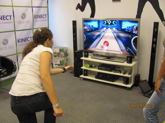 Por fim fomos ao Bowling, onde pudemos novamente comprovar a percepção extremamente detalhada que o Kinect consegue ter dos nossos movimentos (neste caso com a mão) em sintonia com o ambiente