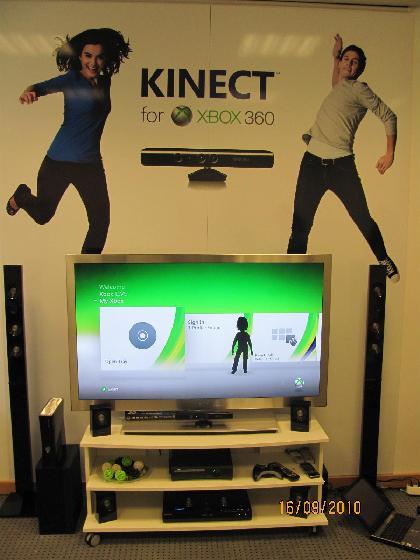 Terminados os testes com os jogos ainda tivemos tempo de ver um pouco como será o Dashboard da Xbox quando estiver devidamente preparada para reagir completamente ao Kinect.