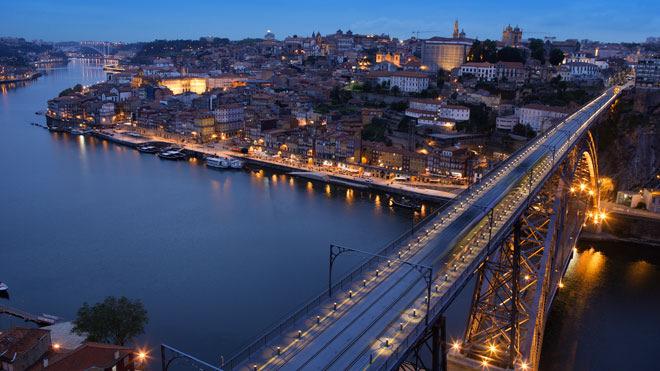 em sua Catedral. Ao final da visita, continuação com destino à cidade do Porto com parada na cidade de Guimarães, a primeira capital de Portugal.