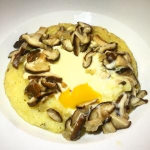 Polenta com cogumelos, fonduta de queijo e gema mole Receita para uma