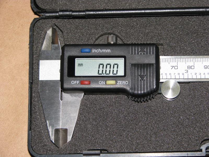 de Mf (%), Mp (g),,9 9,, U de Mp (g),,,9, U de Mp (%) 9,8 9, Figura. Fotos mostrando o paquímetro digital Lee Tools usado nas medições.
