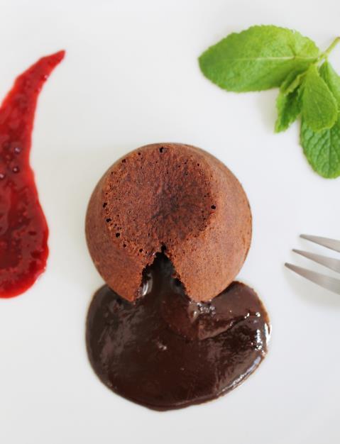 Petit Gateau CHOCOLATE Pequeno Bolo de Chocolate Meio Amargo e Cacau 100% de Origem (Callebaut), com delicada massa e recheio cremoso. Artesanal e sem conservantes.