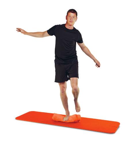 3 Exercício de equilíbrio Coordenação Equilibre-se em uma toalha enrolada.