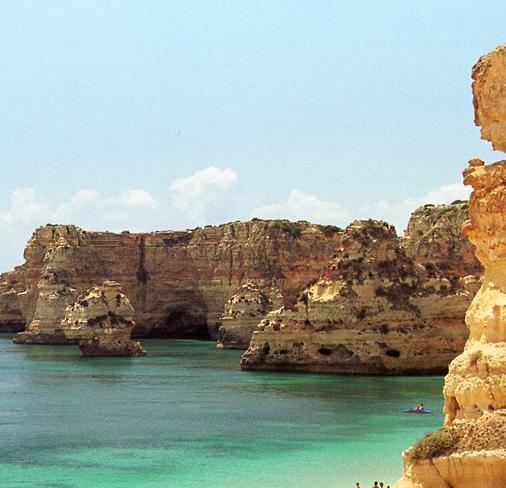 Introdução Região do Algarve Destino turístico de excelência em Portugal (em particular «sol & mar») 21% do total de hotéis do País (2012) 36% do total de camas Hotéis 5* - 27%; Hotéis 4* - 24%