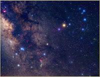 Constelação de Escorpião: A constelação de Escorpião está despontando a Leste e por volta de meia-noite ela já é visível ligeiramente a sudeste.