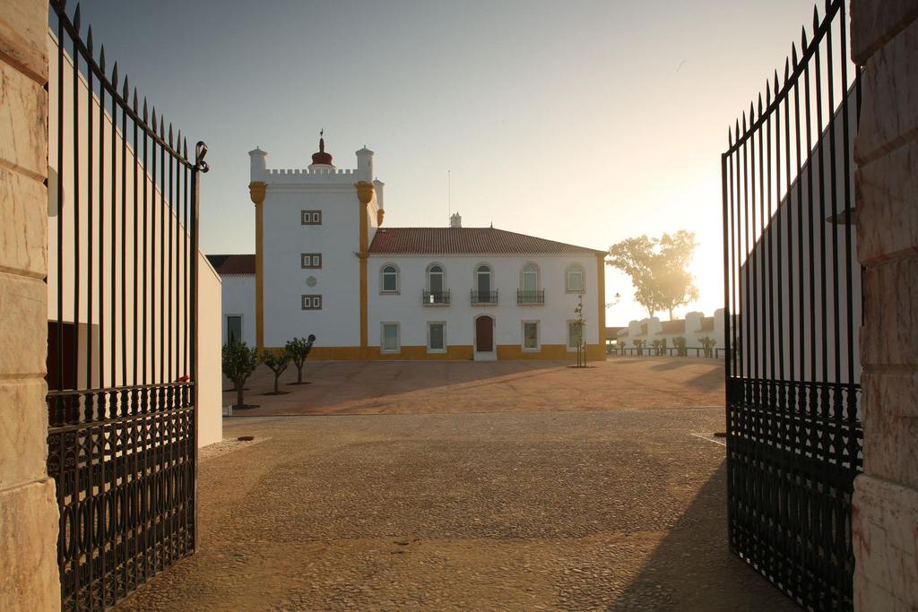 Para além destas infraestruturas, tem ainda ao seu dispor uma sala de cinema, uma capela, um picadeiro, uma horta biológica, um pomar, uma vinha, um pequeno olival, um pequeno bosque, uma loja