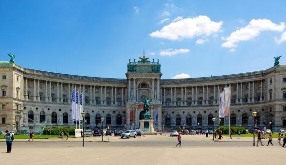 Palácio Belvedere e Schönbrunn (ingresso incluído para visita interna no Palácio de Schönbrunn). Aproveitaremos a tarde livre para caminhar pela movimentada rua de pedestres Kärtntner Strasse.