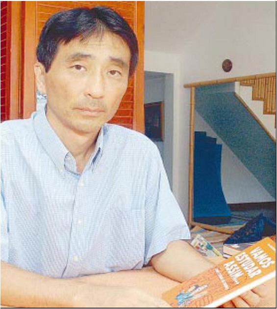 KAZUHIRO YAMAMOTO Licenciado em Física pela FFLCH-USP.