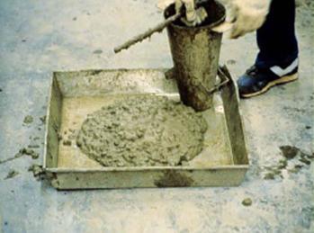 Um dos lados adere aos grãos de cimento (superfície positiva), e outro lado com carga negativa fica