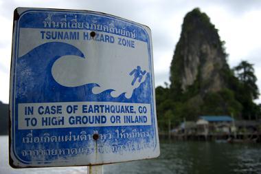 Os tsunamis podem ser definidos como grandes ondas oceânicas geradas por terremotos ou outros eventos geológicos.