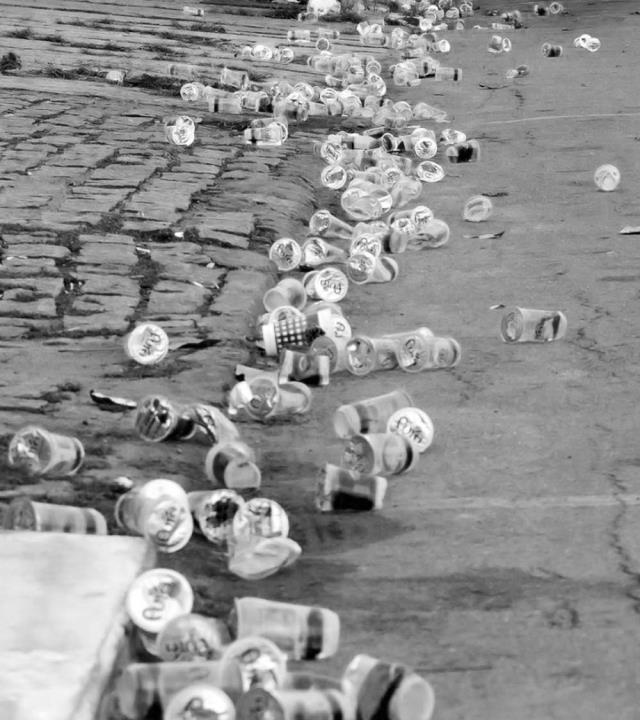 NÃO USE COPOS DESCARTÁVEIS Apesar de sabermos que o plástico é o lixo mais encontrado nos oceanos e que sua reciclagem está longe de ser ideal, ainda assim consumimos muitos produtos que contêm
