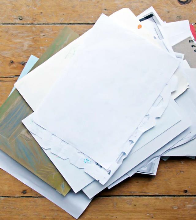 ECONOMIZE (E REAPROVEITE) PAPÉIS Na era digital, podemos e devemos usar o mínimo possível papéis, mesmo que reciclados. Cada tonelada de papel produzido, precisamos derrubar 11 eucaliptos.