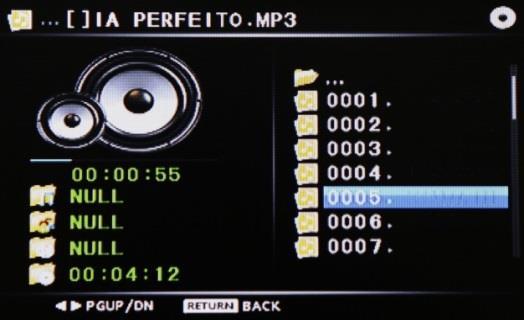 Reprodução de músicas: A reprodução de músicas do aparelho apresenta seguinte aparência, do lado direito aparece o número e o nome da música, do lado esquerdo aparece a identificação da música e o