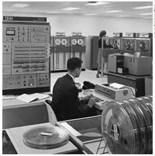 Resumo HISTÓRICO - Década de 60 70 e 80 1964 - IBM System 360 [1], um mainframe que prometia centralizar todo o processamento de dados de uma organização.
