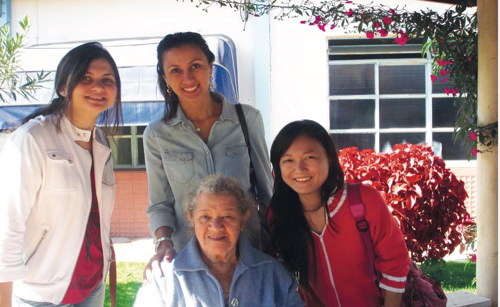 Fotos: Carla Salles. Ilustrações: Bruna, Flávia e Adriana No último projeto os alunos Francyele Lima, Paula Ferreira e Pedro Santos com a Dona Ilda e o Sr. Jacinto.