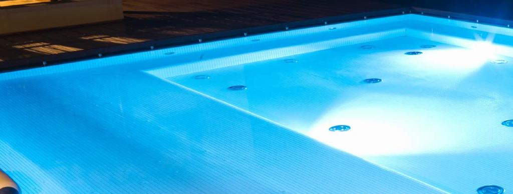 PISCINAS - Projetores e acessórios SÉRIE PROJETOR LED EXTRAPLANO Projetor LED Extraplano LumiPlus S-LIM para betão Dimensões: Ø 261 mm e largura: 53,1 mm. Ideal para: Piscinas de betão e liner.