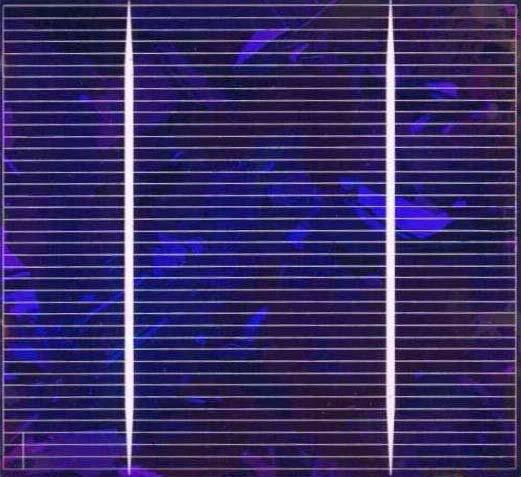 MODULOS FOTOVOTAICOS A célula solar O que é é um dispositivo eletrônico capaz de converter a luz solar diretamente