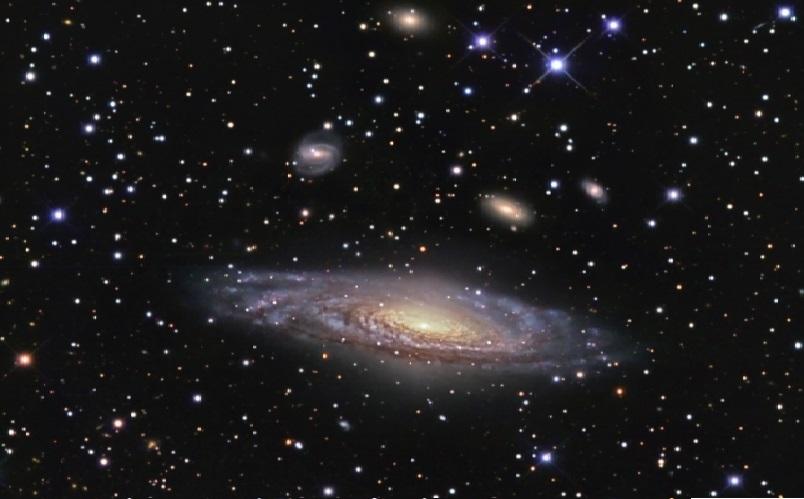 kpc. Figura 6: A galáxia NGC 7331 e sua curva de rotação.