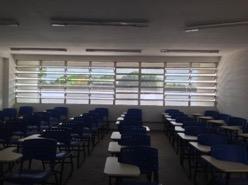 Na porção interna da salas de aula as paredes são emassadas e pintadas na cor branca, o piso é do tipo granilite, na cor cinza e o teto é na cor branca (Figura 04).