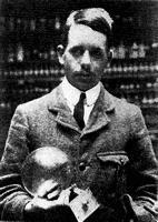 Henry Moseley (1887-1915) Em 1914 o cientista britânico descobriu que o número de protões no núcleo de um determinado átomo era sempre o mesmo.