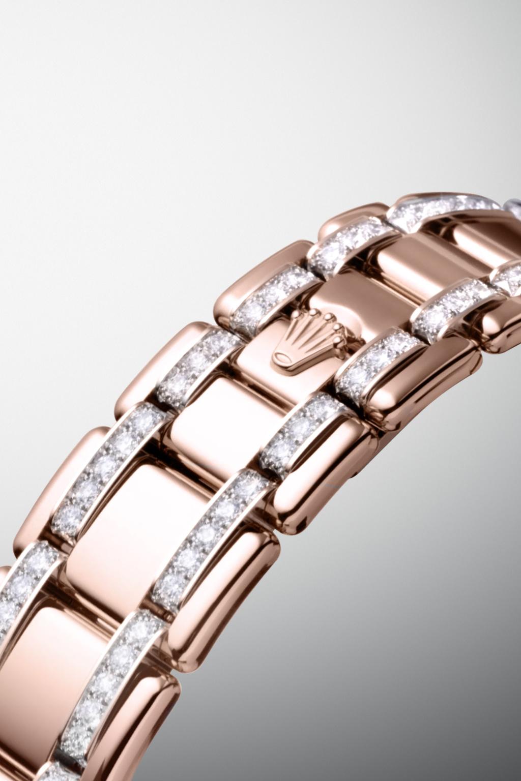 Características PULSEIRA PEARLMASTER Admiravelmente curvada com seus elos maciços em ouro 18 quilates, a pulseira Pearlmaster confere ao relógio mais presença e conforto em sua utilização.