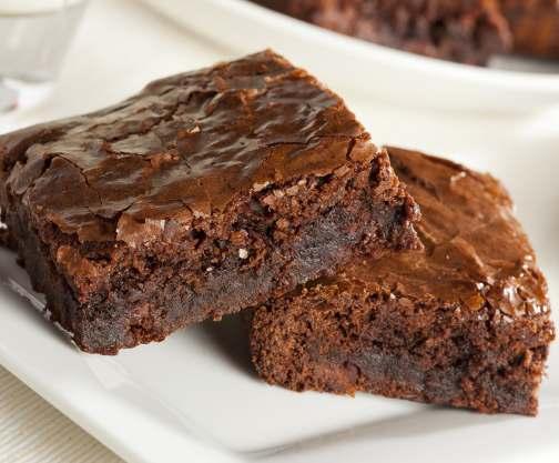 brownie 6 colheres de sopa de manteiga 3/4 xícara de chá de cacau em pó 1/2 xícara de chá de café solúvel 1 1/4 xícara de chá de farinha de trigo 2 xícaras de chá açúcar 4 ovos Grãos de café