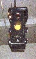 Fo o prmero semáforo com três cores, quatro dreções e elétrco. Fo nstalado na nterseção das Woodward Ave. e Fort Street, Detrot, Mchgan em outubro de 1920.