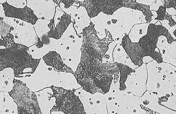 3) (1,5) Abaixo estão as micrografias de dois aços (A e B), sendo que um deles contém 0,1% e o outro 0,8% de carbono em peso.